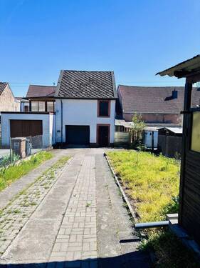 Einfahrt / Garage - 