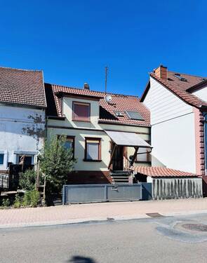Straßenansicht - Hütschenhausen - Kleines EFH mit Innenhof, Garage und Werkstatt