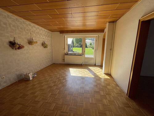 Gartenansicht mit Terrasse und Balkon - 