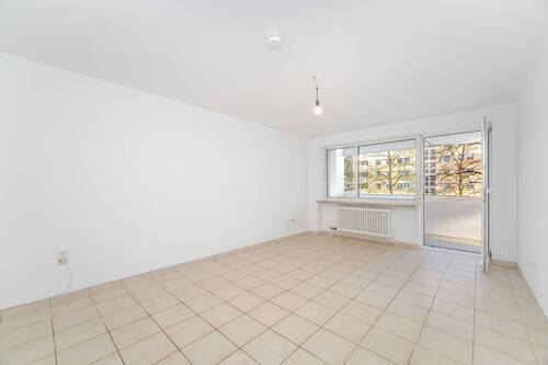 Wohnzimmer - 2 Zimmer Etagenwohnung in München