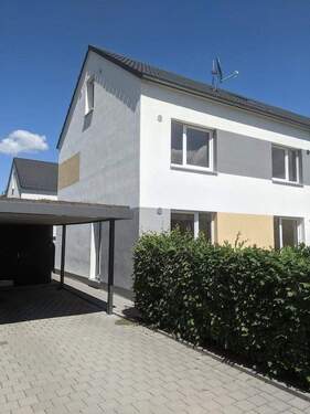 Haus Ansiciht vom Parkplatz - 6 Zimmer Doppelhaushälfte zum Kaufen in Flein