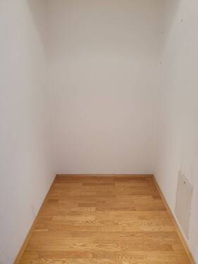 DG: Ankleide - 
