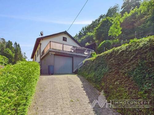 Auffahrt und Altbau - 