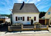Außenansicht - Hochspeyer: Großzügiges Zweifamilienhaus mit Ausbaupotenzial, schönem Grundstück und Garage