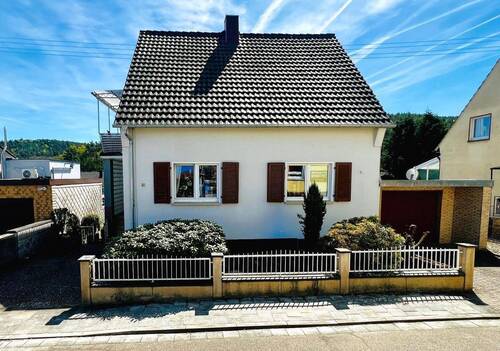 Außenansicht - Hochspeyer: Großzügiges Zweifamilienhaus mit Ausbaupotenzial, schönem Grundstück und Garage