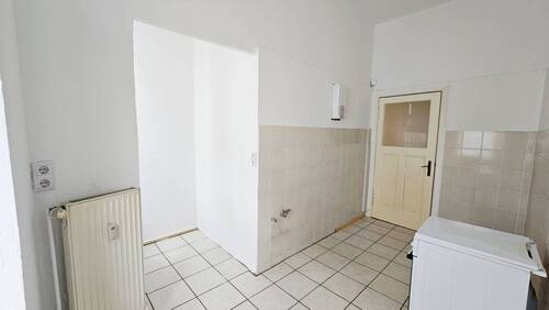 Küche mit Fenster und Stauraum - 