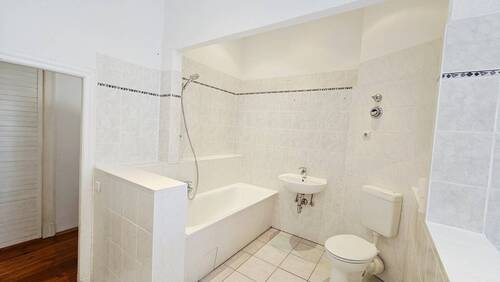 Wannenbad mit Fenster - 
