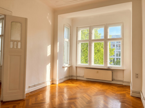 Großzügiges Wohnzimmer - 4 Zimmer Etagenwohnung zum Kaufen in Berlin