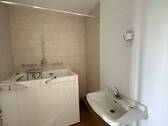 Bad mit Duschbadewanne.JPG - 