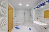 Mit Badewanne und Dusche - 