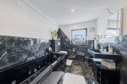 Bad mit Whirlpoolwanne - 