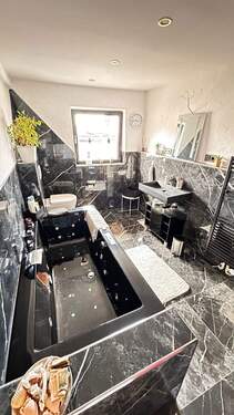 Bad mit Whirlpoolwanne - 