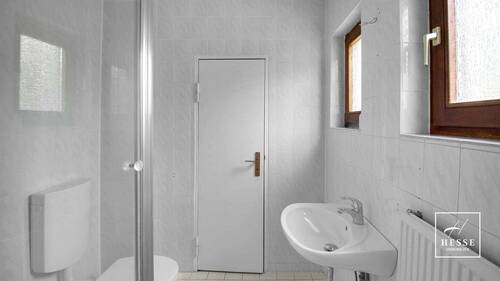 Gäste-WC mit Dusche und Fenster - 