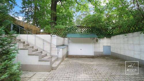 kurzer Treppenaufgang zum ebenerdigen Bungalow - 
