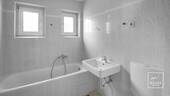 Masterbad: Wanne und Fenster - 