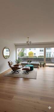 Wohnzimmer Fensterfront - 5 Zimmer Etagenwohnung zum Kaufen in Nürnberg