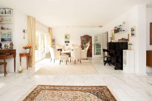 Wohnbereich mit Zugang zur Terrasse - 7 Zimmer Einfamilienhaus zum Kaufen in Mörfelden-Walldorf / Walldorf