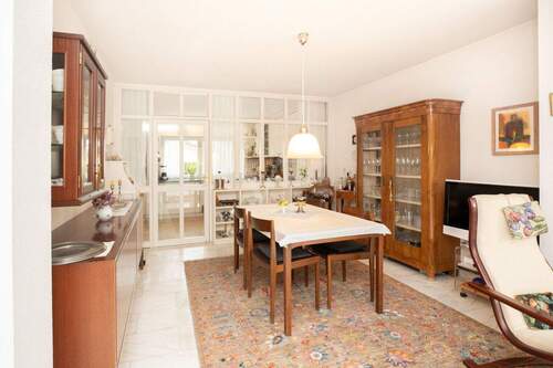 Essbereich mit angrenzender Küche - 