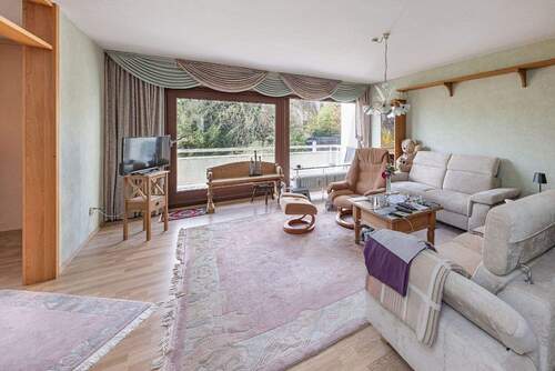 lichtdurchflutetes Wohnzimmer im OG - 