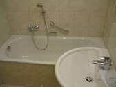 Bad mit Wanne (Duschmöglichkeit) - 