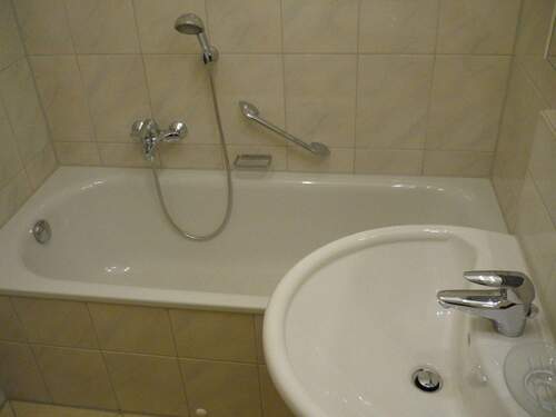 Bad mit Wanne (Duschmöglichkeit) - 