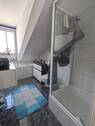 Badezimmer mit Wanne und Dusche - 