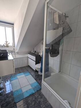 Badezimmer mit Wanne und Dusche - 