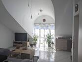 Wohnzimmer mit hohen Decken - 