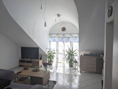 Wohnzimmer mit hohen Decken - 