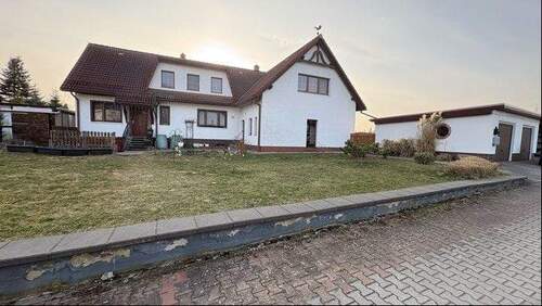 Hausansicht - großzügiges ZFH mit großem Grundstück