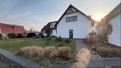 seitliche Ansicht - 9 Zimmer Mehrfamilienhaus, Wohnhaus zum Kaufen in Hoyerswerda