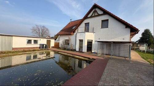 Blick vom Garten aufs Haus - Mehrfamilienhaus, Wohnhaus mit 264,00 m&sup2; in Hoyerswerda zum Kaufen