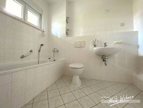 Bad mit Wanne - 