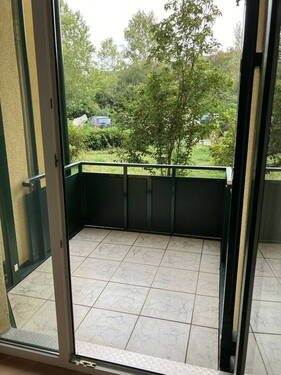 Blick aus Wohnküche auf Balkon - 