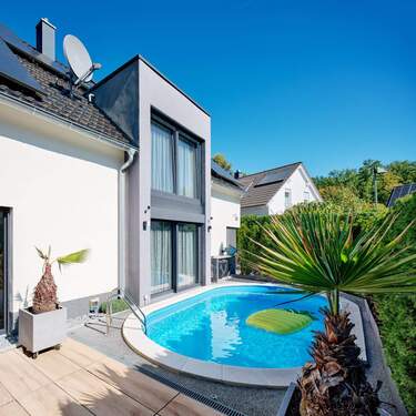 Pool (beheizt) - 7 Zimmer Einfamilienhaus in Großbettlingen