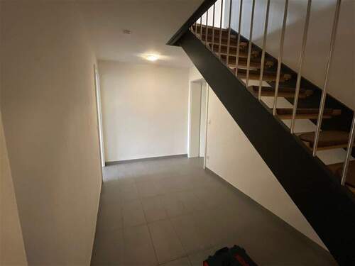 KG Flur - 6 Zimmer Mehrfamilienhaus, Wohnhaus in Frensdorf