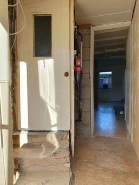 EG: Flur Richtung Esszimmer/Treppenaufgang zum DG - 
