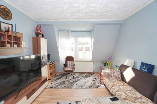 Wohnzimmer - Charmante 3-Zimmer Wohnung mit Potenzial in Fürth