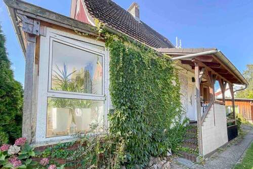 Haus_vorn - 9 Zimmer Mehrfamilienhaus, Wohnhaus zum Kaufen in Lübeck