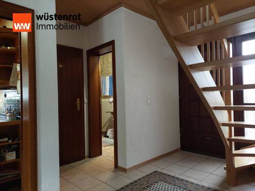 Flur mit Zugängen - 5 Zimmer Einfamilienhaus in Mayen / Kürrenberg