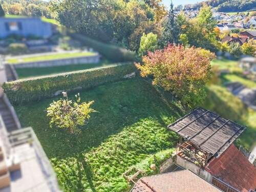 Blick in den Garten - 7 Zimmer Mehrfamilienhaus, Wohnhaus in Amberg