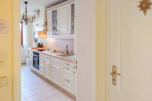 Blick in die Küche - 3 Zimmer Einfamilienhaus in Augsburg