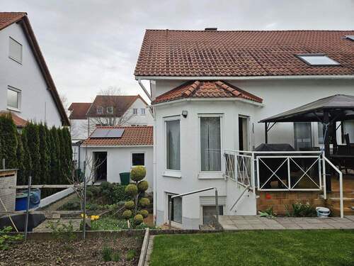 Blick Garten Richtung Garage - 