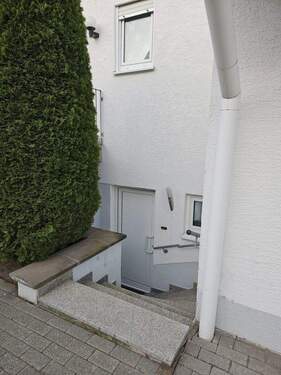 Treppe zur Wohnung im KG - 