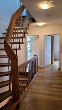 Flur 1. OG, hinten die beiden Kinderzimmer.jpeg - 