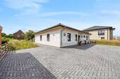 Willkommen - Auffahrt zum Grundstück mit 2-3 Stellplätzen - 3 Zimmer Bungalow zum Kaufen in Geesthacht