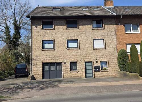 Frontansicht und Stellplatz - Moderne 4,5-Zimmer Wohnung mit Garage & Stellplatz in Haltern am See
