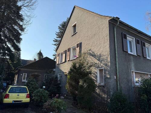 Seite mit Vorfahrt.JPG - 9 Zimmer Einfamilienhaus in Witten