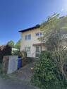 Hauseingangsseite - Oberursel-Weisskirchen: Lichtdurchflutetes Reiheneckhaus mit großem Garten