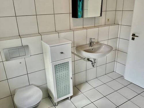 Bad mit Wanne und Dusche - 